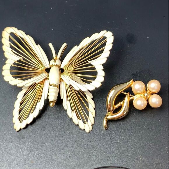 2pc. Vintage Monet White Enamel Goldtone Wire Butterfly Brooch & Faux Pearl Pin - Picture 1 of 8